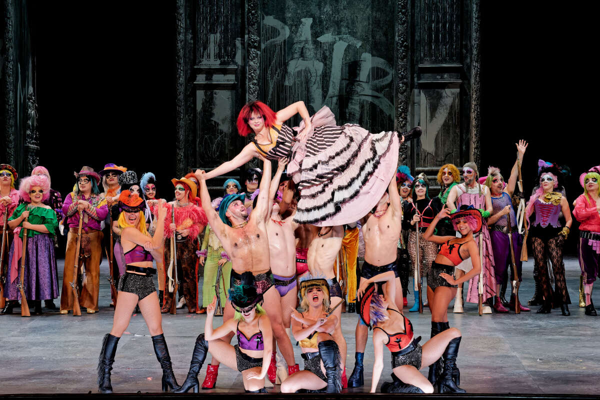 LES BRIGANDS

 

Compositeur :  Jacques Offenbach

Livret : Henri Meilhac, Ludovic Halevy

Direction musicale : Stefano Montanari

Mise en scène : Barrie Kosky

Décors : Rufus Didwiszus

Costumes : Victoria Behr

Choregraphie : Otto Pichler

Lumières : Ulrich Eh

Dramaturgie : Antonio Cuenca Ruiz

Chef des Chœurs : Ching-Lien Wu

 

Distribution :

Falsacappa : Marcel Beekman

Fiorella : Marie Perbost

Fragoletto :Antoinette Dennefeld

Le Baron de Campotasso :Yann Beuron

Le Chef des carabiniers : Laurent Naouri

Le Prince de Mantoue : Mathias Vidal

Antonio :Sandrine Sarroche

Le Comte de Gloria-Cassis : Philippe Talbot

La Princesse de Grenade : Adriana Bignagni Lesca

Adolphe de Valladolid : Flore Royer

Le Précepteur : Luis-Felipe Sousa

Carmagnola : Leonardo Cortellazzi

Domino : Eric Huchet 

Barbavano : Franck Leguerinel 

Pietro : Rodolphe Briand 

Zerlina : Ilanah Lobel‑Torres

Fiammetta : Clara Guillon

Bianca : Maria Warenberg

Cicinella : Marine Chagnon 

La Marquise : Doris Lamprecht

La Duchesse : Helene Schneiderman

Sangrietta / Pipa : Manon Barthelemy

Tortilla : Rachella Kingswijk

Burratina : Cecile L’Heureux

Castagnetta / Pipetta : Corinne Martin

Pizzaiolo : Victorien Bonnet

Flamenco : Nicolas Jean‑Brianchon

Zucchini / Pipo : Jules Robin

Siestasubito : Hedi Tarkani


© Agathe Poupeney / OnP / 18/09/2024 / Palais Garnier - Opéra national du Paris /France / Paris