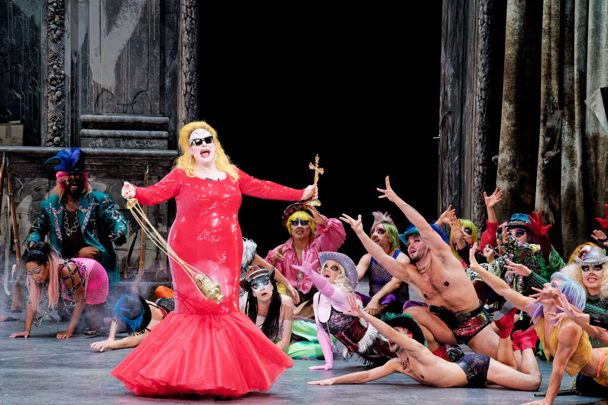 LES BRIGANDS

 

Compositeur :  Jacques Offenbach

Livret : Henri Meilhac, Ludovic Halevy

Direction musicale : Stefano Montanari

Mise en scène : Barrie Kosky

Décors : Rufus Didwiszus

Costumes : Victoria Behr

Choregraphie : Otto Pichler

Lumières : Ulrich Eh

Dramaturgie : Antonio Cuenca Ruiz

Chef des Chœurs : Ching-Lien Wu

 

Distribution :

Falsacappa : Marcel Beekman

Fiorella : Marie Perbost

Fragoletto :Antoinette Dennefeld

Le Baron de Campotasso :Yann Beuron

Le Chef des carabiniers : Laurent Naouri

Le Prince de Mantoue : Mathias Vidal

Antonio :Sandrine Sarroche

Le Comte de Gloria-Cassis : Philippe Talbot

La Princesse de Grenade : Adriana Bignagni Lesca

Adolphe de Valladolid : Flore Royer

Le Précepteur : Luis-Felipe Sousa

Carmagnola : Leonardo Cortellazzi

Domino : Eric Huchet 

Barbavano : Franck Leguerinel 

Pietro : Rodolphe Briand 

Zerlina : Ilanah Lobel‑Torres

Fiammetta : Clara Guillon

Bianca : Maria Warenberg

Cicinella : Marine Chagnon 

La Marquise : Doris Lamprecht

La Duchesse : Helene Schneiderman

Sangrietta / Pipa : Manon Barthelemy

Tortilla : Rachella Kingswijk

Burratina : Cecile L’Heureux

Castagnetta / Pipetta : Corinne Martin

Pizzaiolo : Victorien Bonnet

Flamenco : Nicolas Jean‑Brianchon

Zucchini / Pipo : Jules Robin

Siestasubito : Hedi Tarkani


© Agathe Poupeney / OnP / 18/09/2024 / Palais Garnier - Opéra national du Paris /France / Paris